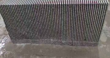 丽江芝麻白毛板荒料切割