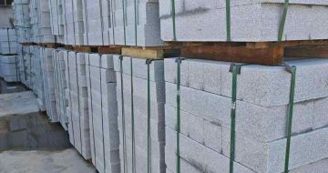 丽江芝麻白路牙石，路侧石