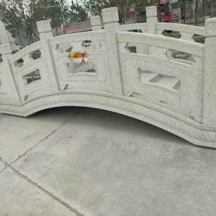 丽江芝麻白拱桥，石桥