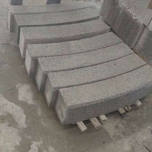 丽江芝麻白弧形路牙石