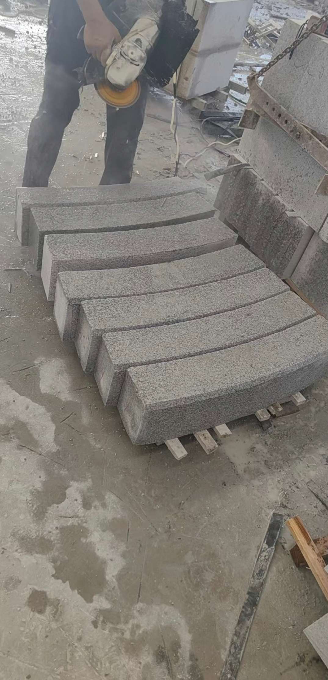 丽江芝麻白弧形路牙石