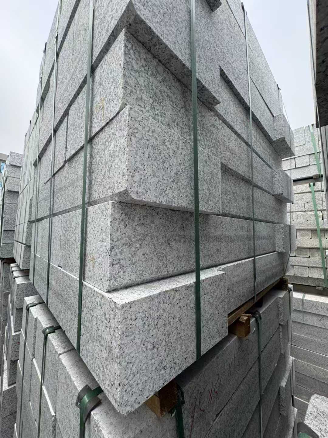 丽江芝麻白路牙石 马路牙子