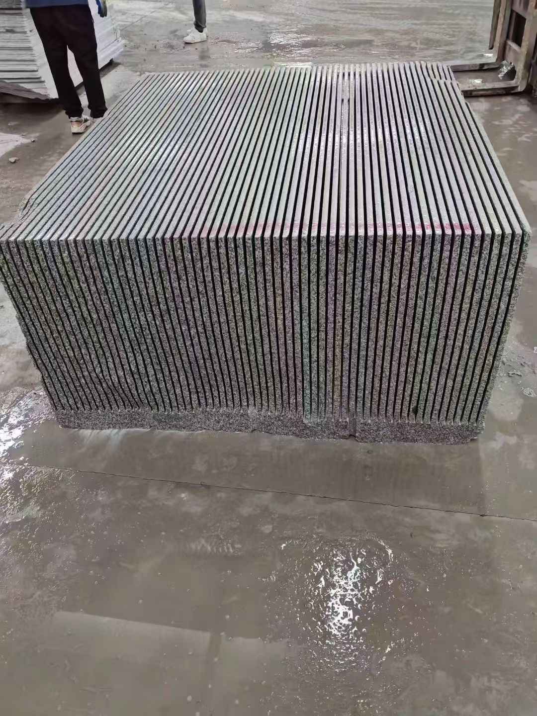 丽江芝麻白毛板荒料切割