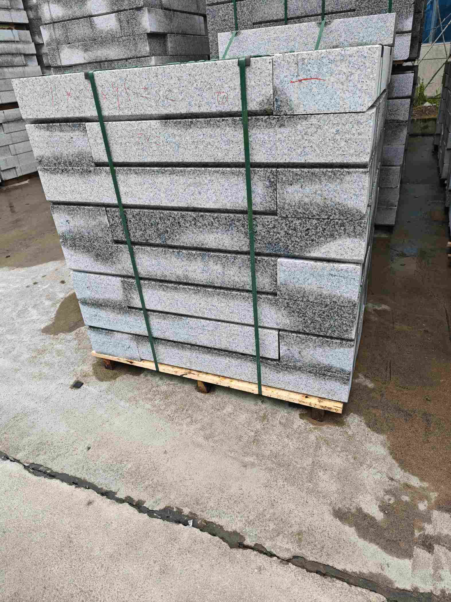 丽江芙蓉白路牙石，马路牙子