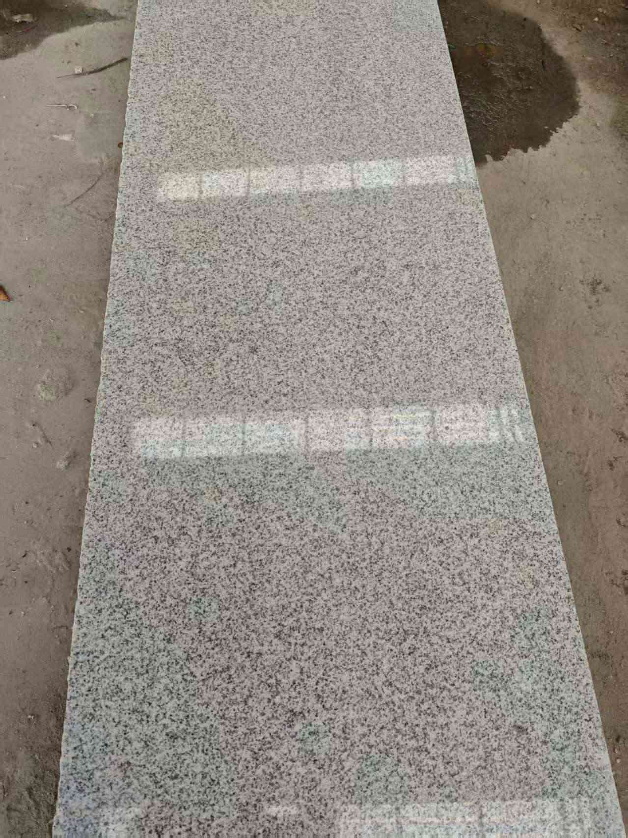 丽江芝麻白光面毛板